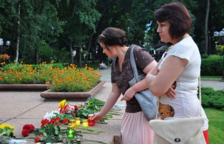 В Киеве почтили память убитых накануне жителей Луганска