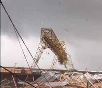 Смерч руйнує будинки в Росії, відео