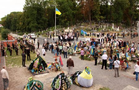 У Львові підняли державний прапор на місці почесних поховань бійців АТО