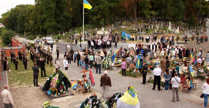 У Львові підняли державний прапор на місці почесних поховань бійців АТО У Львові підняли державний прапор на місці почесних поховань бійців АТО