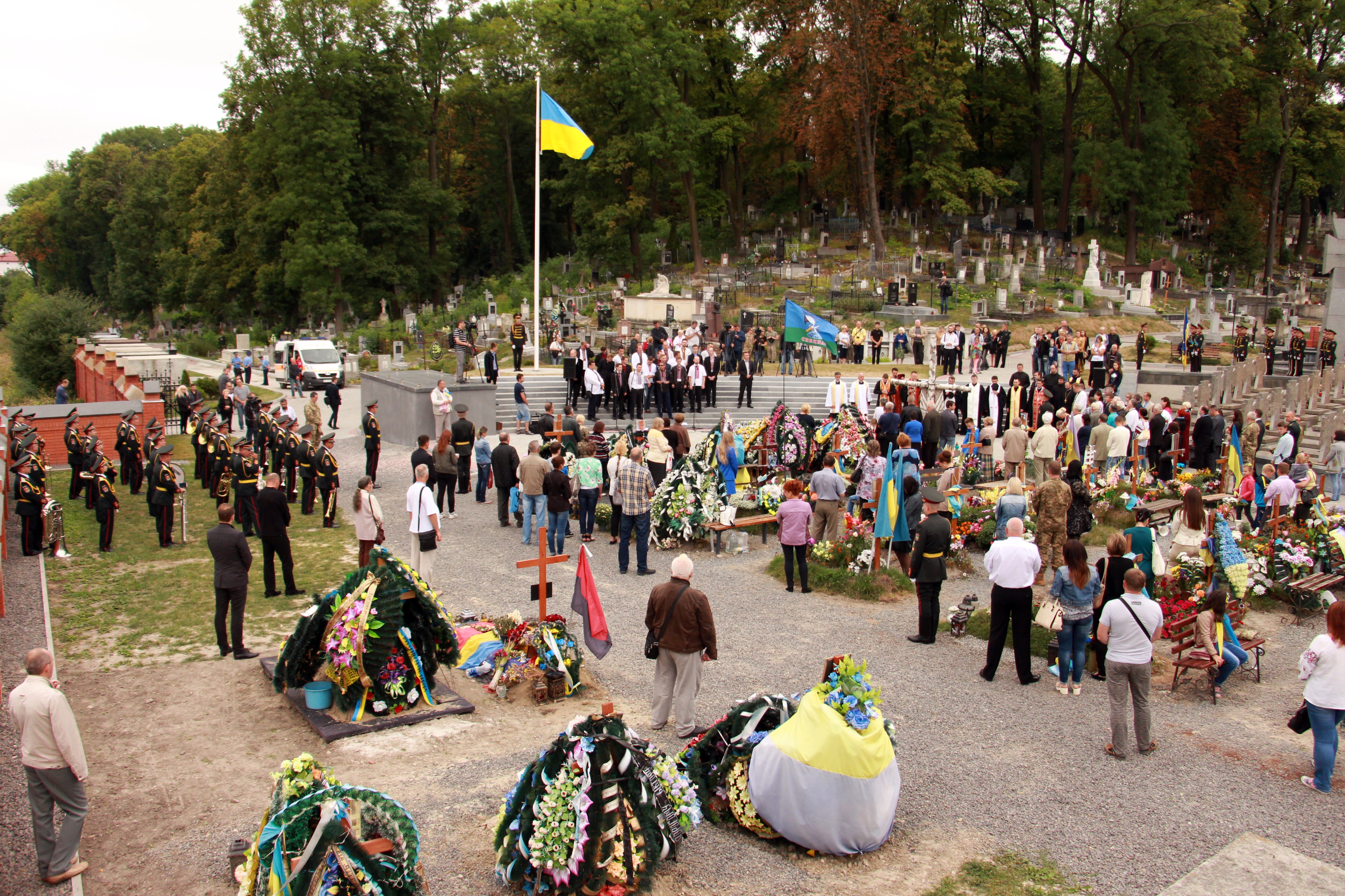 У Львові підняли державний прапор на місці почесних поховань бійців АТО
