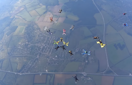 50 парашутистів України разом встановили рекорд — неймовірне відео