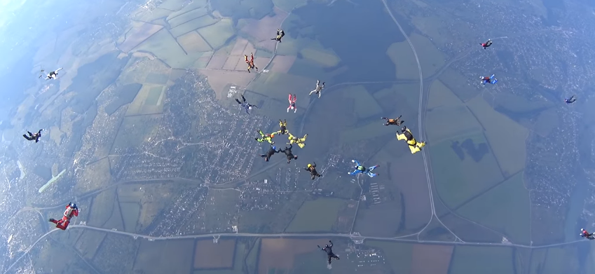 50 парашутистів України разом встановили рекорд — неймовірне відео