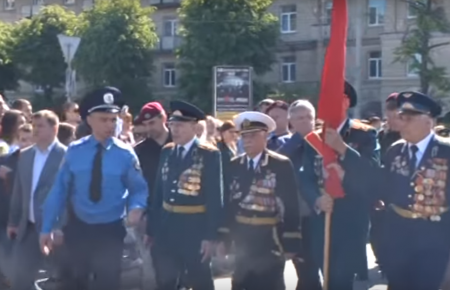 У Черкасах призупинили слідчі дії щодо ветерана з червоним прапором на акції