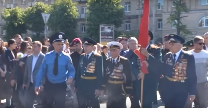 У Черкасах призупинили слідчі дії щодо ветерана з червоним прапором на акції У Черкасах призупинили слідчі дії щодо ветерана з червоним прапором на акції
