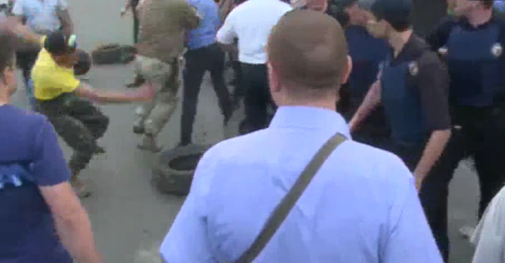 У Києві під судом над «Торнадо» побилися бійці та поліція — відео У Києві під судом над «Торнадо» побилися бійці та поліція — відео