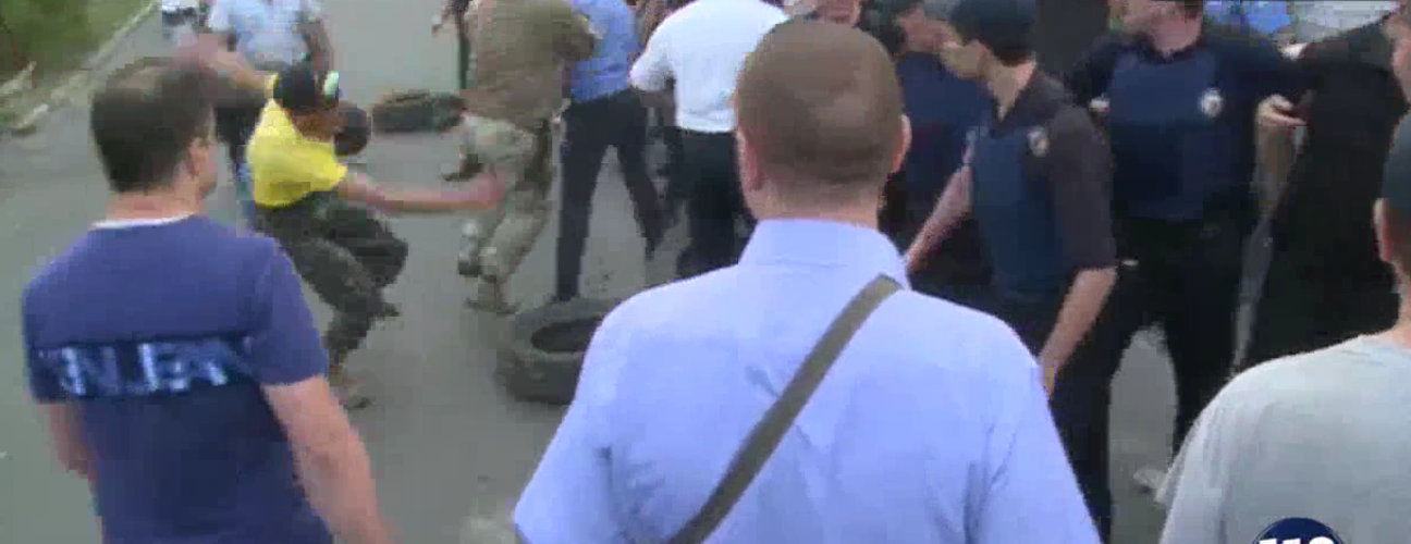 У Києві під судом над «Торнадо» побилися бійці та поліція — відео