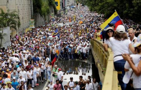 Тисячі венесуельців зібрали майдан проти президента Мадуро — відео