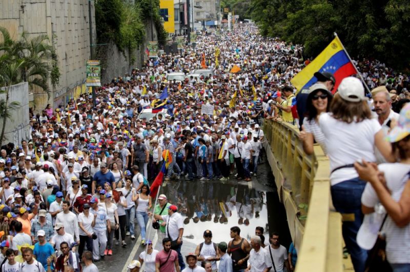 Тисячі венесуельців зібрали майдан проти президента Мадуро — відео