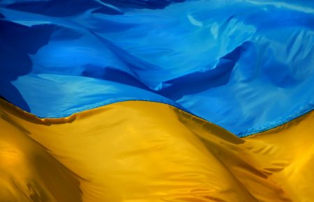 У Москві вивісили величезний прапор України — відео