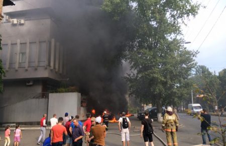 У Києві підпалили канал «Інтер», евакуюють працівників — відео, наживо
