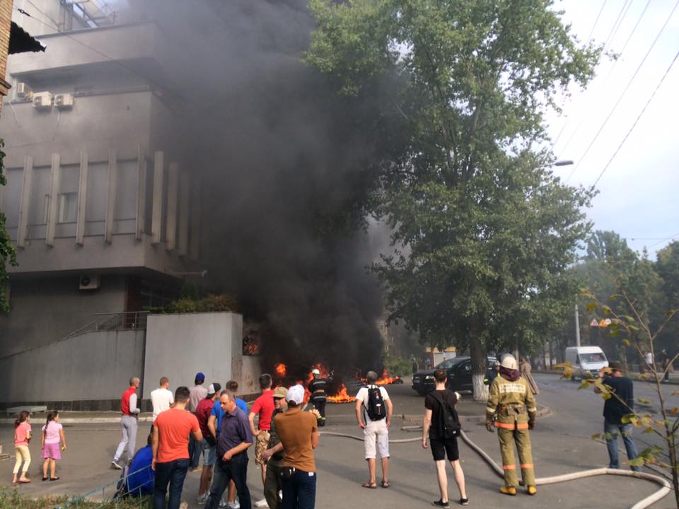У Києві підпалили канал «Інтер», евакуюють працівників — відео, наживо