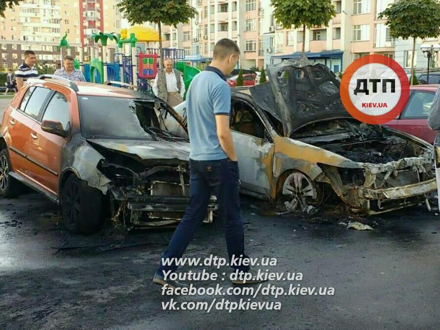 У Києві вночі невідомі спалили дві автівки — фото