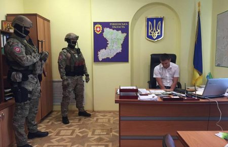 Правоохоронці затримали прокурора з Рівненщини у справі бурштину — відео
