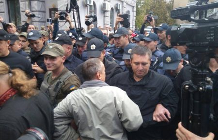 У Києві під посольством РФ — сутички з поліцією і «повішений Путін», фото