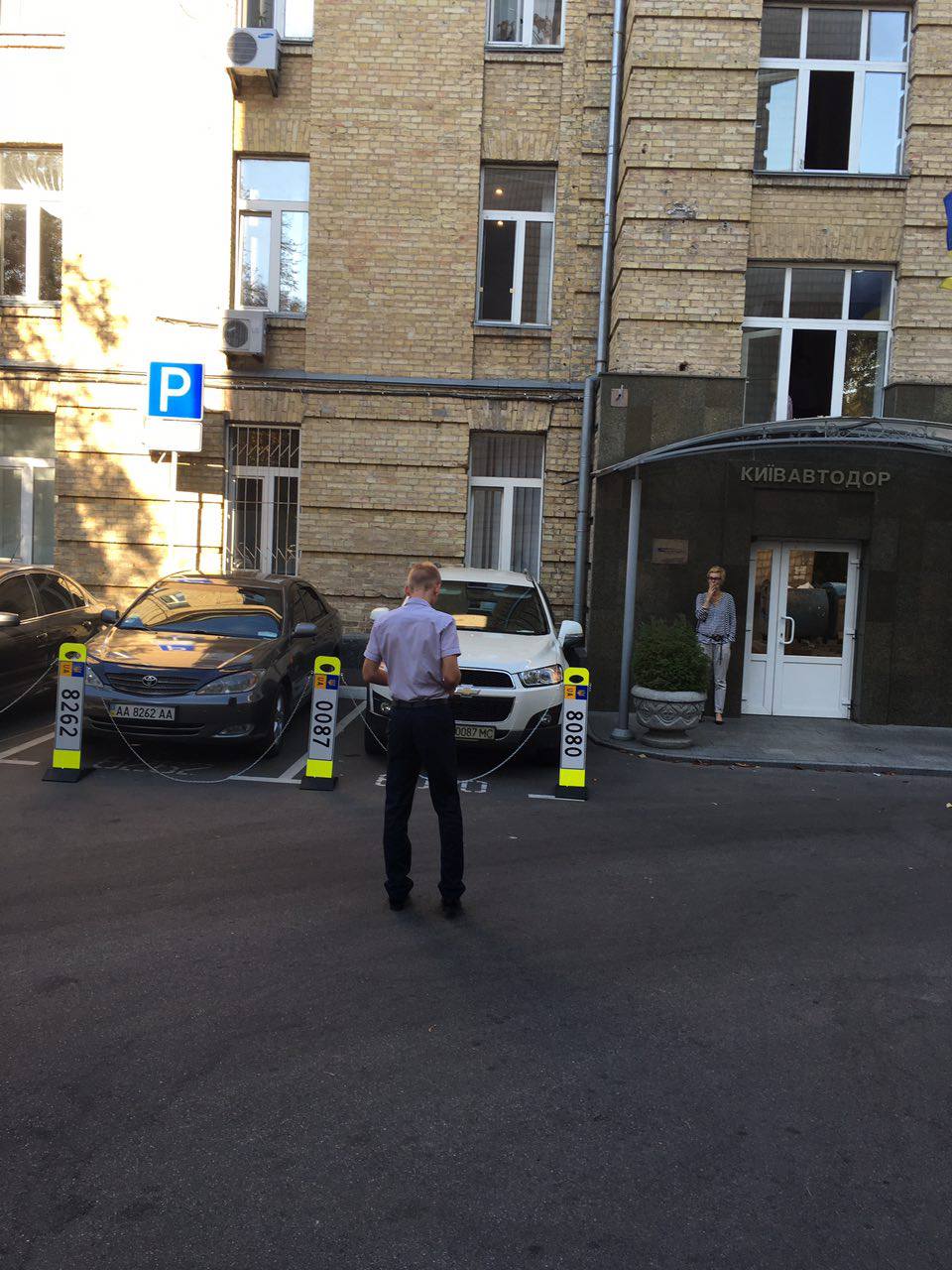 Під «Київавтодором» встановили парковку під конкретні номери авто — фото