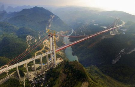 У Китаї відкрили найвищий міст у світі — відео