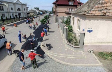 У селі на Закарпатті люди власноруч заасфальтували всі вулиці — фото