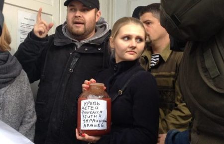 На виставку із фото військових ЗСУ у Москві принесли банку «крові»