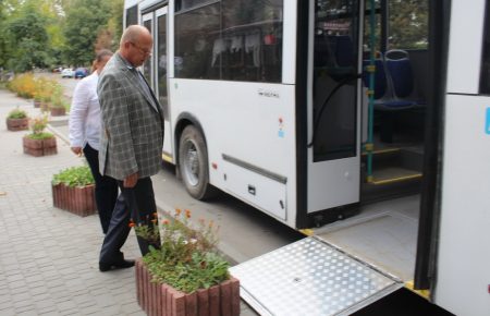 В окупованому Сімферополі проголосувати на виборах можна в автобусі — фото
