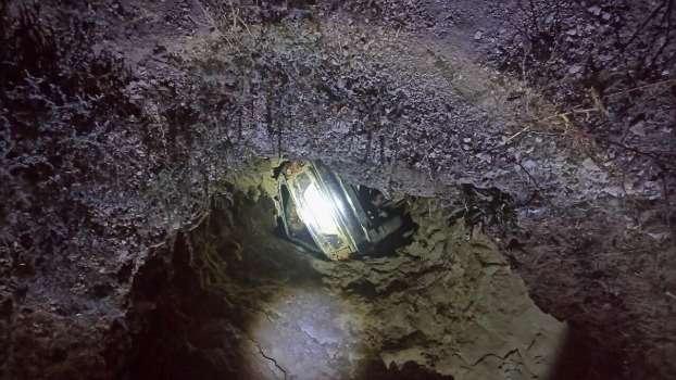 Як виглядає місце ДТП у Криму, де авто застрягло в печері над морем — відео