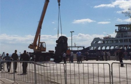 У Криму на Керченській переправі авто з водієм впало у море — фото, відео
