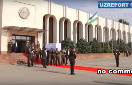 Узбекистан прощається з Карімовим: тисячі людей, квіти і поліція — відео