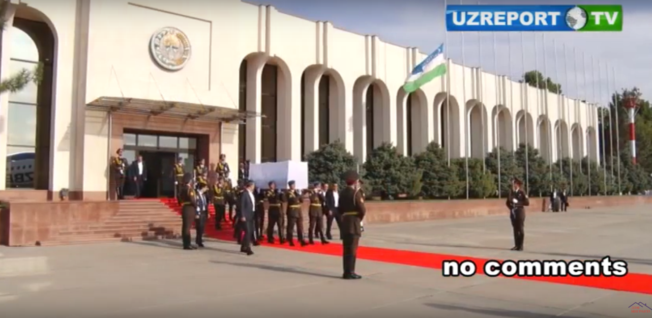 Узбекистан прощається з Карімовим: тисячі людей, квіти і поліція — відео
