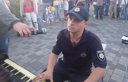 У Дніпрі поліцейський зіграв на піаніно і заспівав про воїна — відео
