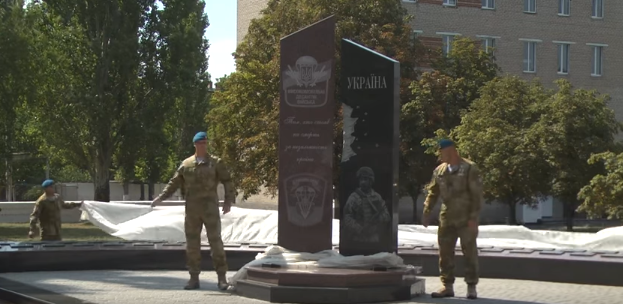 У Миколаєві відкрили 3-метровий пам'ятник загиблим десантникам — відео