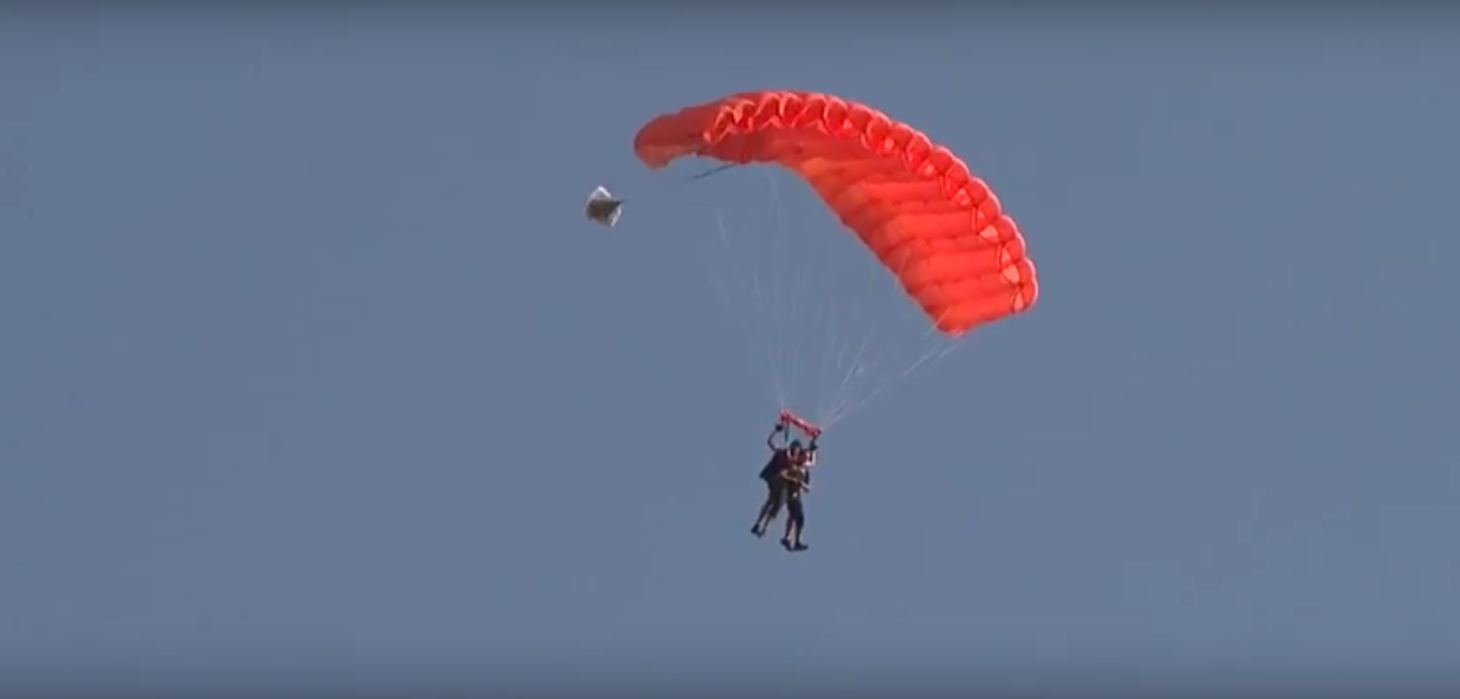 Боєць втратив кисті рук в АТО, але стрибає з парашутом — відео