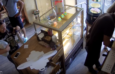 Крадіжка на камеру: жінка непомітно винесла з кафе чужий телефон — відео