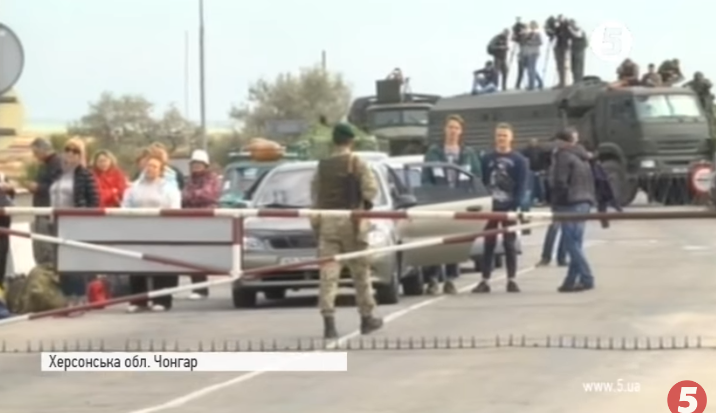 КПВВ "Чонгар": гімн України проти військової техніки РФ — відео