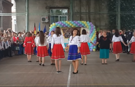 У Києві вчителі станцювали під пісню «ТІК» у вишиванках — відео