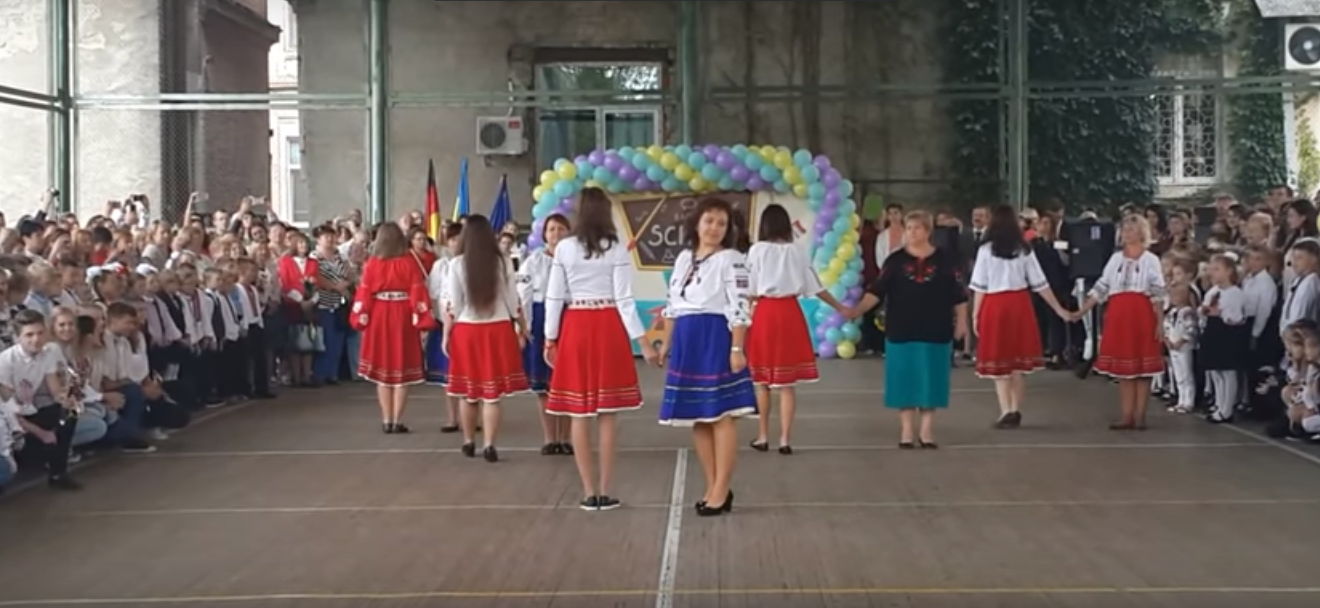 У Києві вчителі станцювали під пісню «ТІК» у вишиванках — відео