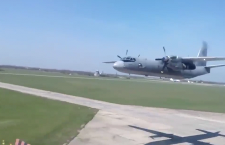 Як два літаки АН-26 летять на екстремально низькій висоті — відео