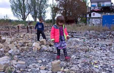 Маленькі діти граються на руїнах в Авдіївці — пронизливий фоторепортаж