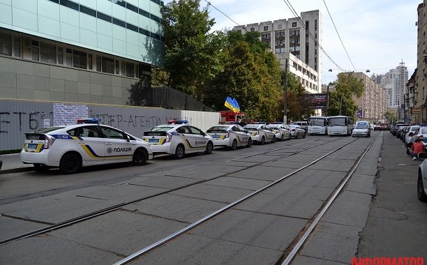 «Інтер» під блокадою: «Фірташ вбиває», пісні «ОЕ» та іржава вода — відео «Інтер» під блокадою: «Фірташ вбиває», пісні «ОЕ» та іржава вода — відео