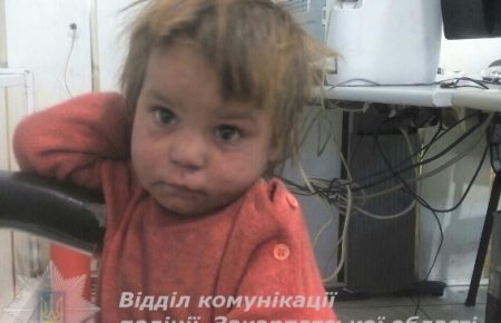У Берегові на смітнику знайшли покинуту маленьку дівчинку — фото