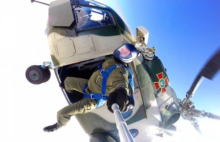 Селфі десантників Нацгвардії під час стрибку із парашутом — фото, відео