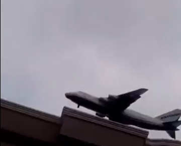 Під Києвом літак ледь не влетів в дев'ятиповерхівку — відео
