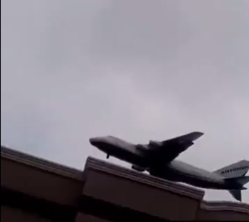 Під Києвом літак ледь не влетів в дев'ятиповерхівку — відео