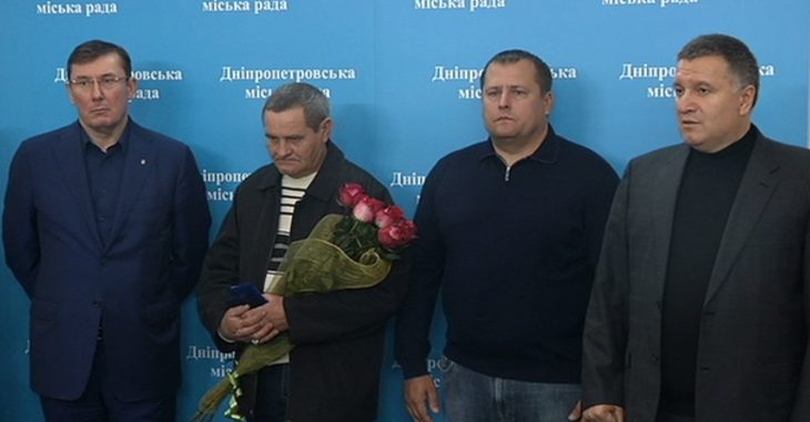 Водій, що прийшов на поміч поліцейським, отримав нагородну зброю Водій, що прийшов на поміч поліцейським, отримав нагородну зброю