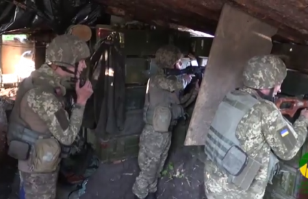 Військові показали як живуть на передовій у Красногорівці — відео