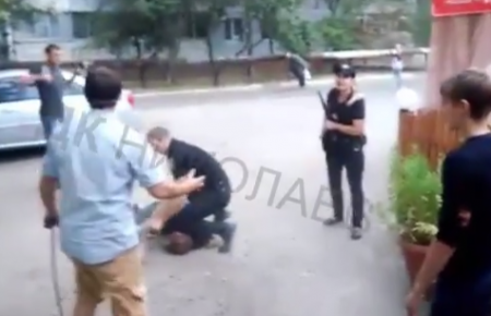 У кафе Миколаєва поліція затримувала чоловіка з лайкою та кийками — відео