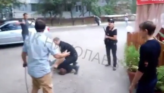 У кафе Миколаєва поліція затримувала чоловіка з лайкою та кийками — відео