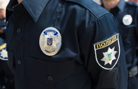 У школах найбільших міст України тепер вартуватимуть поліцейські — відео