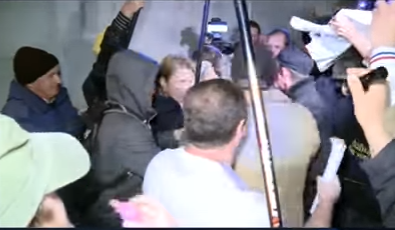 "Ганьба!": активісти зустріли нардепа Капліна сутичками під "Інтером", відео