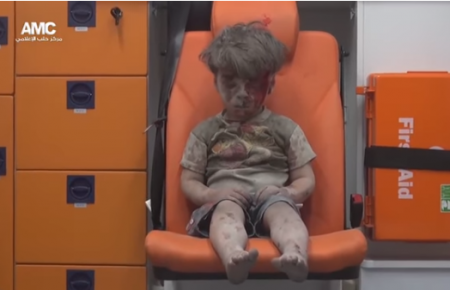 5-річного сирійця, фото якого побачив весь світ, запросили в американську сім’ю