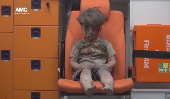 5-річного сирійця, фото якого побачив весь світ, запросили в американську сім’ю
